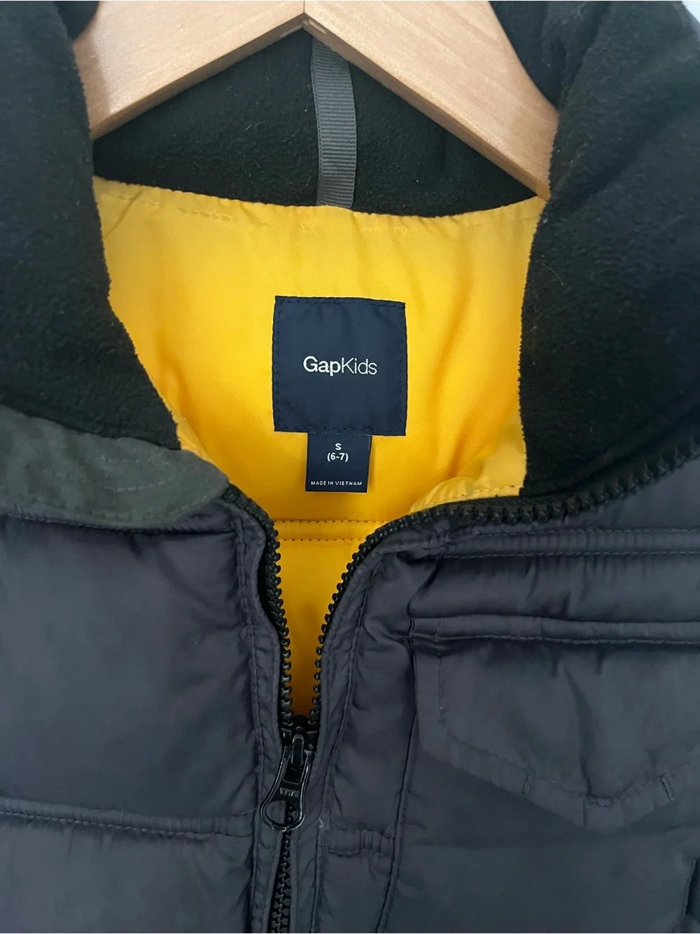 GapKids Charcoal Puffer Vest with Yellow Interior, Size S (6-7)